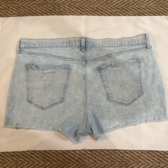 Old Navy Boyfriend Light Wash Distressed Denim Shorts - Picture 3 of 6